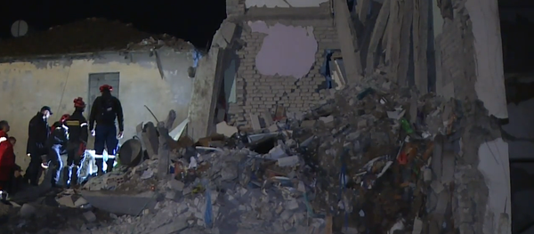 Así pasaron la noche los sobrevivientes del sismo en Albania - Sputnik Mundo