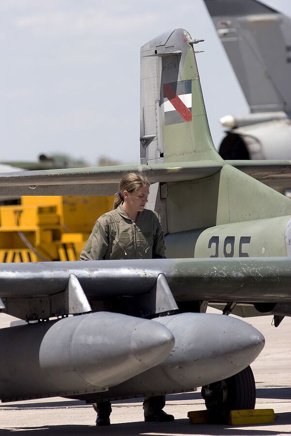 Los aviones de combate de una de las primeras pilotas de guerra de América Latina - Sputnik Mundo