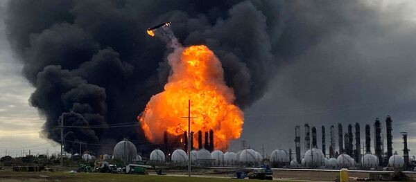 Explosiones en la planta petroquímica de Port Neches, EEUU Explosiones en la planta petroquímica de Port Neches, EEUU - Sputnik Mundo