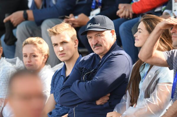 De Miss a diputada: cómo la misteriosa acompañante de Lukashenko empezó su carrera política - Sputnik Mundo