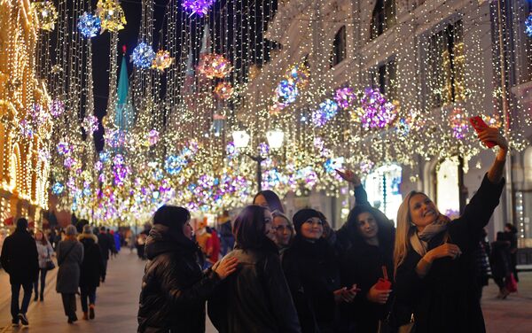 Turistas hacen fotos en la callle Nikolskaya en Moscú, Rusia - Sputnik Mundo