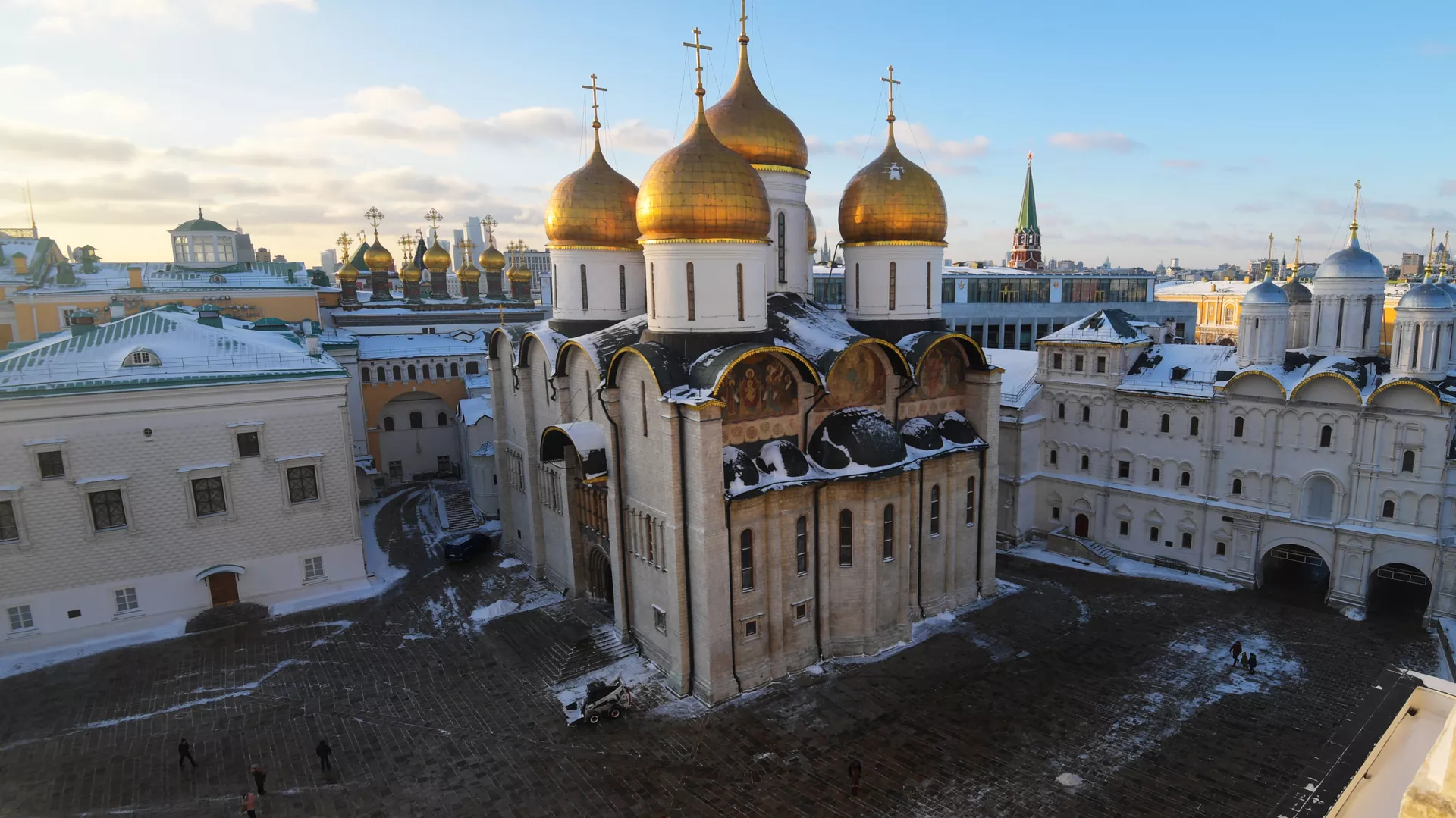 La Catedral de la Asunción y la Iglesia de los Doce Apóstoles (de izquierda a derecha) en el territorio del Kremlin de Moscú, Rusia