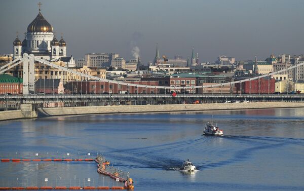 Puente de Crimea y la Catedral de Cristo Salvador de Moscú, Rusia - Sputnik Mundo