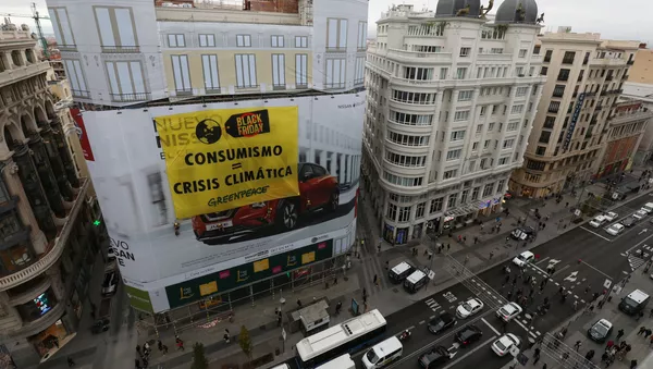 Protesta de Greenpeace en Black Friday en Madrid, España