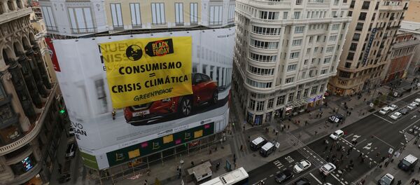 Protesta de Greenpeace en Black Friday en Madrid, España - Sputnik Mundo
