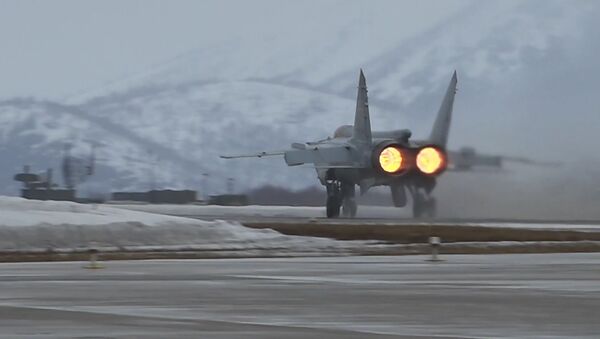 Así interceptan los MiG-31 rusos a un 'enemigo' en Kamchatka - Sputnik Mundo