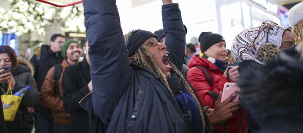 La locura del 'Viernes Negro' invade el mundo La locura del 'Viernes Negro' invade el mundo - Sputnik Mundo