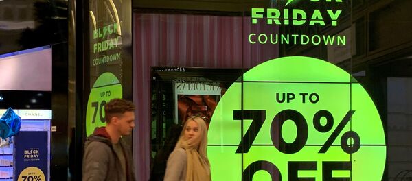 «Черная пятница» в парфюмерном магазине в Манчестере, Великобритания - Sputnik Mundo