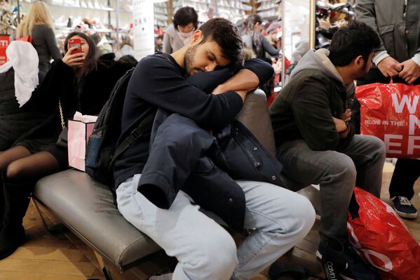 La locura del 'Viernes Negro' invade el mundo - Sputnik Mundo