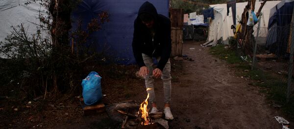 Un refugiado en la isla griega de Lesbos - Sputnik Mundo