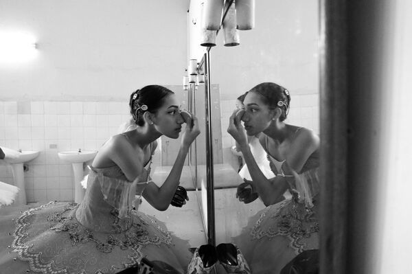 Una reconocida fotógrafa rusa captura el día a día del ballet cubano - Sputnik Mundo