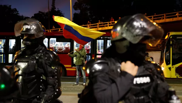 Policías colombianos custodian una calle de Bogotá frente a manifestantes