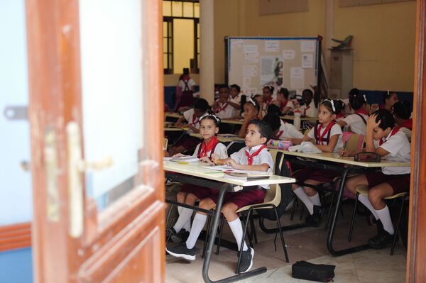 Una reconocida fotógrafa rusa captura el día a día del ballet cubano - Sputnik Mundo