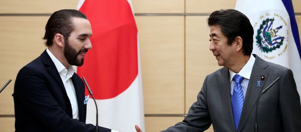 El presidente de El Salvador, Nayib Bukele, y el primer ministro de Japón, Shinzo Abe - Sputnik Mundo