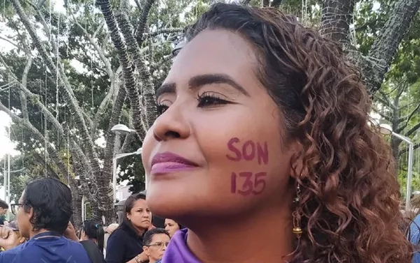 Manifestante señala el número de feminicidios en Venezuela Manifestante señala el número de feminicidios en Venezuela - Sputnik Mundo