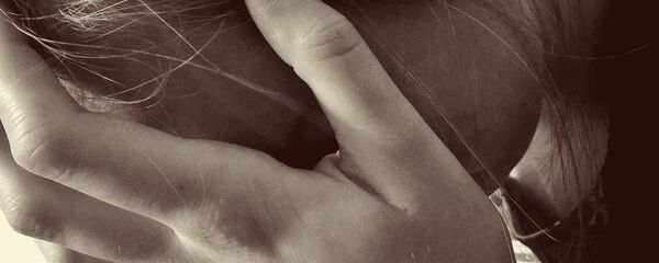 Mujer triste se cubre el rostro - imagen referencial - Sputnik Mundo