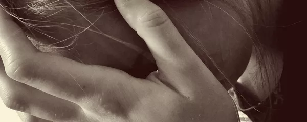Mujer triste se cubre el rostro - imagen referencial Mujer triste se cubre el rostro - imagen referencial - Sputnik Mundo