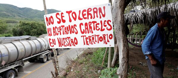 Un mensaje para los carteles en un municipio de México Un mensaje para los carteles en un municipio de México - Sputnik Mundo