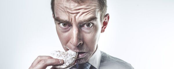 Un hombre comiendo - Sputnik Mundo