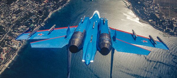 Российский многоцелевой всепогодный сверхзвуковой тяжелый истребитель Су-27 пилотажной группы Русские витязи - Sputnik Mundo