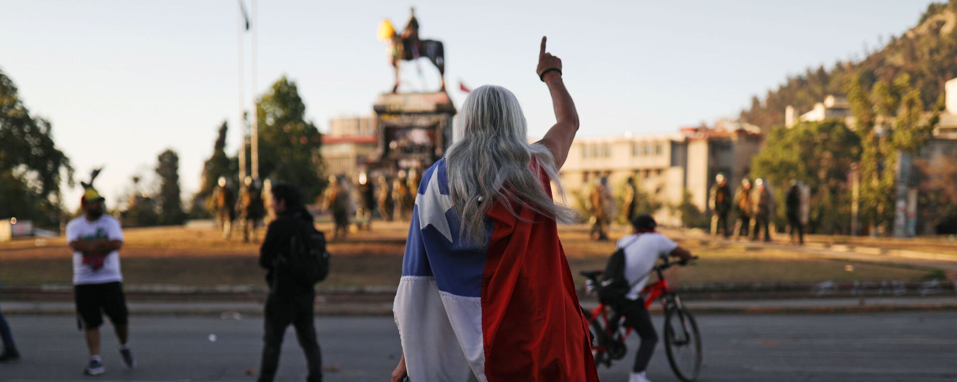 Un manifestante con la bandera de Chile durante las protestas - Sputnik Mundo, 1920, 23.12.2019