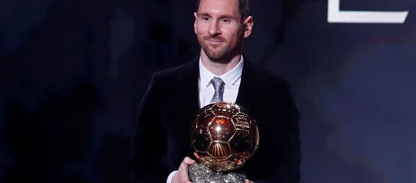 Lionel Messi, futbolista argentino, tras vencer su sexto Balón de Oro en París (Francia), el 2 de diciembre de 2019 - Sputnik Mundo