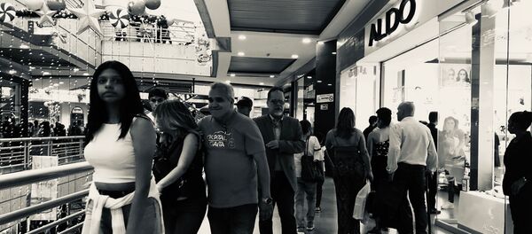 Venezolanos comprando durante el Black Friday en el centro comercial Sambil de Caracas - Sputnik Mundo