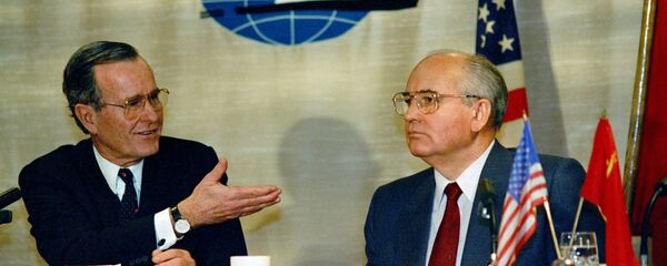 El presidente de EEUU, George Bush, y el líder soviético, Mijaíl Gorbachov, en la Cumbre de Malta - Sputnik Mundo