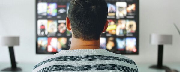 Un hombre viendo la tele (imagen referencial) - Sputnik Mundo