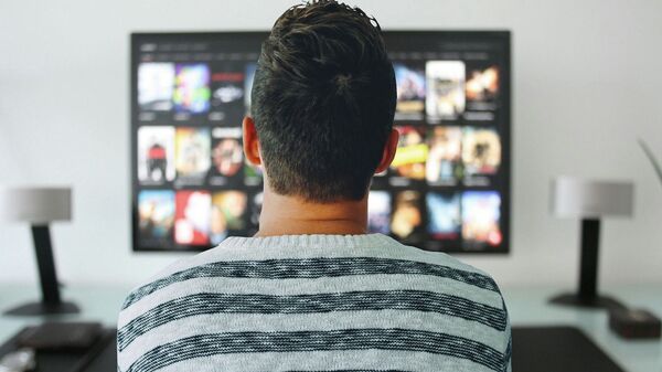 Un hombre viendo la tele (imagen referencial) - Sputnik Mundo