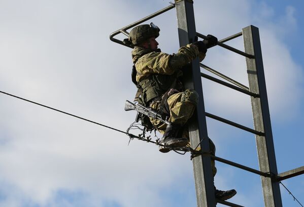 Los efectivos del 108 regimiento de tropas aerotransportadas se entrenan en el polígono Raevski a las afueras de Novorossiisk. - Sputnik Mundo