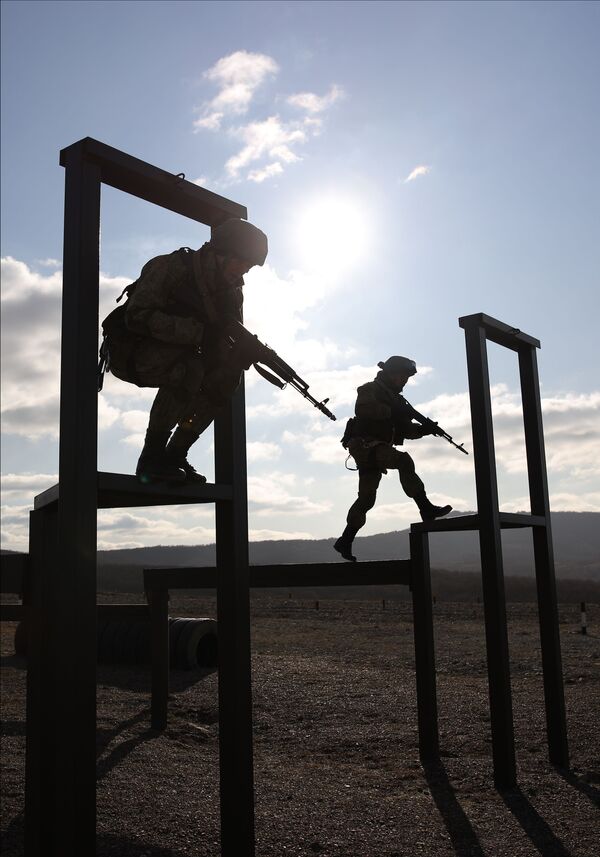 Los efectivos del 108 regimiento de tropas aerotransportadas se entrenan en el polígono Raevski a las afueras de Novorossiisk. - Sputnik Mundo