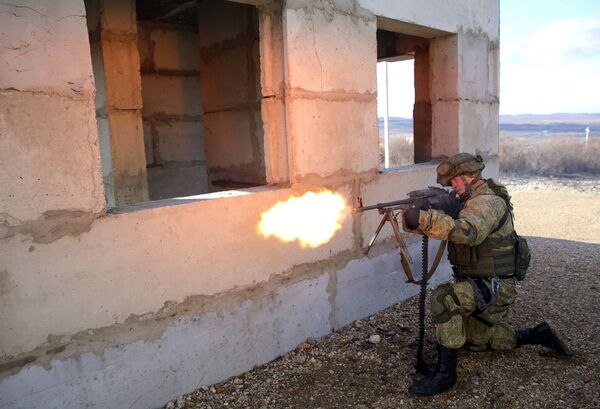 Los efectivos del 108 regimiento de tropas aerotransportadas se entrenan en el polígono Raevski a las afueras de Novorossiisk. - Sputnik Mundo