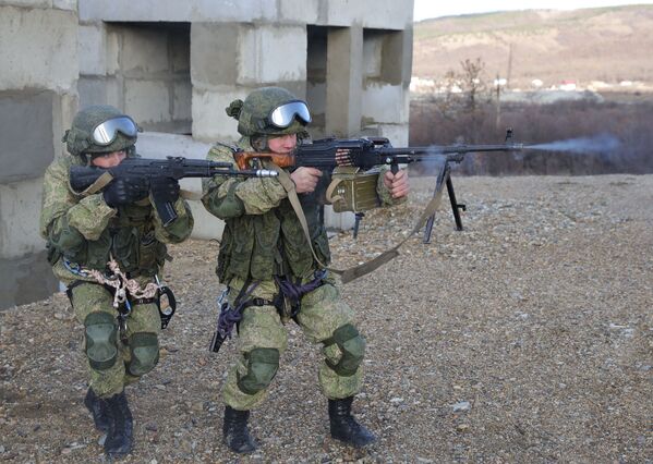 Los efectivos del 108 regimiento de tropas aerotransportadas se entrenan en el polígono Raevski a las afueras de Novorossiisk. - Sputnik Mundo