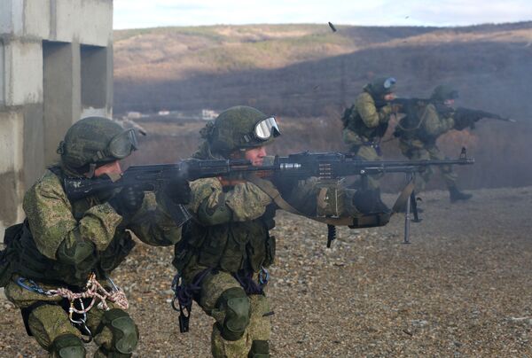 Los efectivos del 108 regimiento de tropas aerotransportadas se entrenan en el polígono Raevski a las afueras de Novorossiisk. - Sputnik Mundo