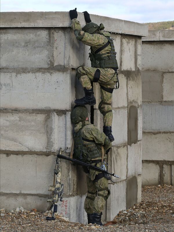 Los efectivos del 108 regimiento de tropas aerotransportadas se entrenan en el polígono Raevski a las afueras de Novorossiisk. - Sputnik Mundo