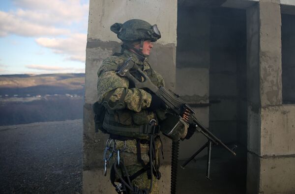 Los efectivos del 108 regimiento de tropas aerotransportadas se entrenan en el polígono Raevski a las afueras de Novorossiisk. - Sputnik Mundo