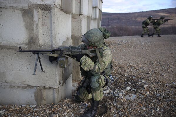 Los efectivos del 108 regimiento de tropas aerotransportadas se entrenan en el polígono Raevski a las afueras de Novorossiisk. - Sputnik Mundo