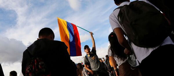 Un manifestante colombiano durante las protestas contra el Gobierno de Iván Duque - Sputnik Mundo