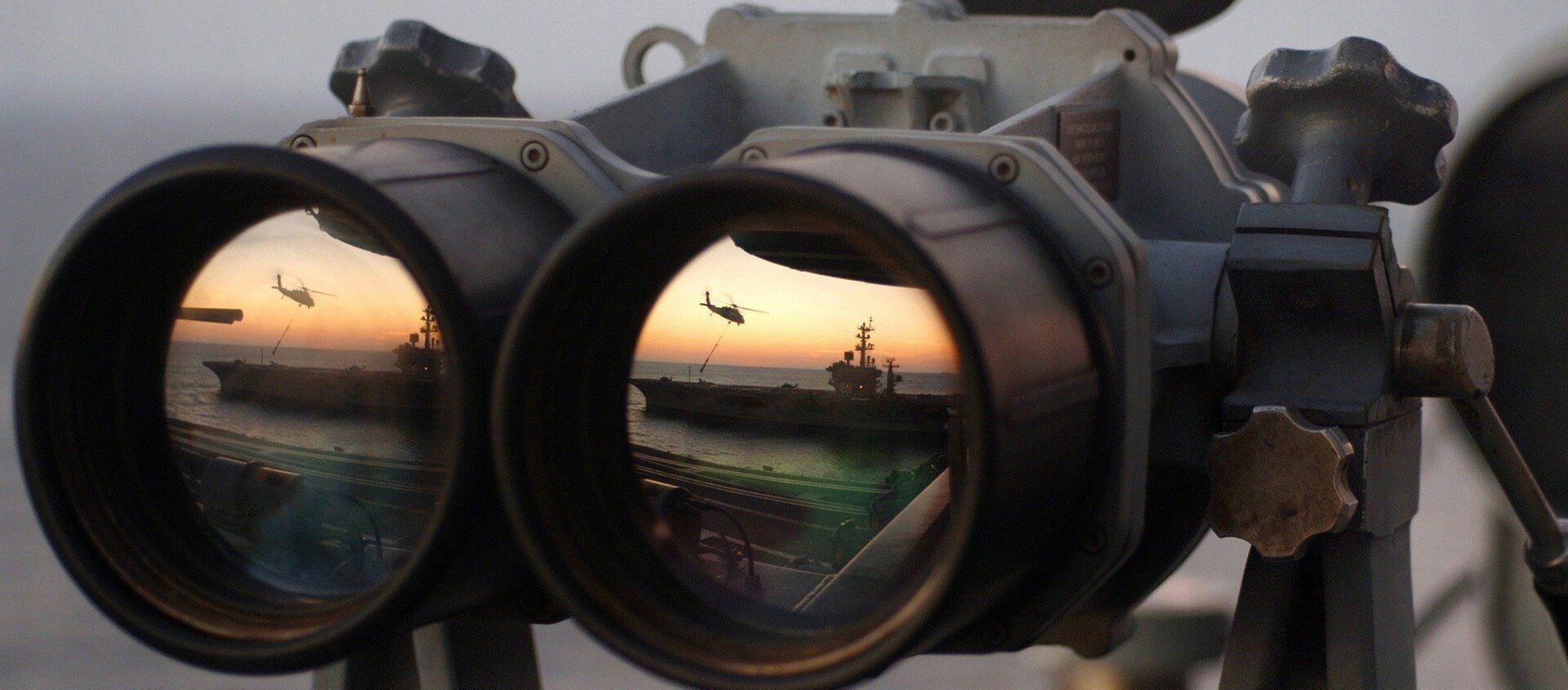 El reflejo de un buque y un helicóptero en los binoculares - Sputnik Mundo, 1920, 03.12.2019
