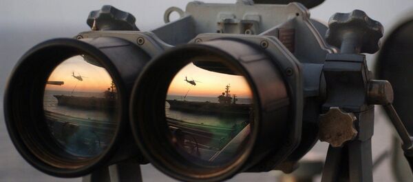El reflejo de un buque y un helicóptero en los binoculares - Sputnik Mundo