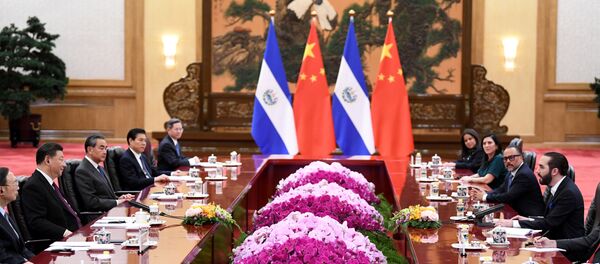 El presidente de El Salvador, Nayib Bukele, en una reunión junto al presidente chino Xi Jinping - Sputnik Mundo