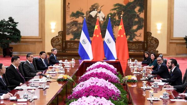 El presidente de El Salvador, Nayib Bukele, en una reunión junto al presidente chino Xi Jinping - Sputnik Mundo