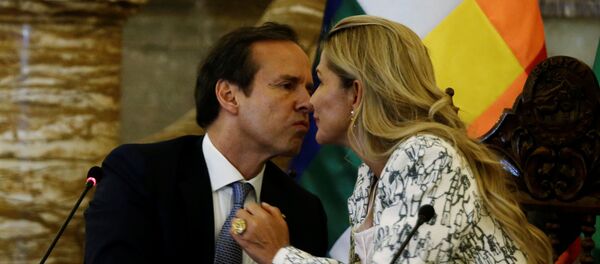 Jeanine Áñez, presidenta de facto de Bolivia, y Jorge Quiroga Ramírez, presidente boliviano entre 2001 y 2002 Jeanine Áñez, presidenta de facto de Bolivia, y Jorge Quiroga Ramírez, presidente boliviano entre 2001 y 2002 - Sputnik Mundo