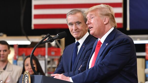 El presidente de EEUU, Donald Trump, con el director ejecutivo de LVMH, Bernard Arnault - Sputnik Mundo
