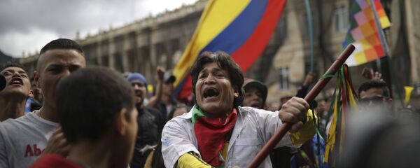 Los participantes de una protesta antigubernamental en Colombia - Sputnik Mundo