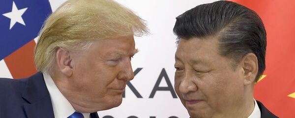 Donald Trump, presidente de EEUU, se reúne con su par chino, Xi Jinping, durante el G20 - Sputnik Mundo