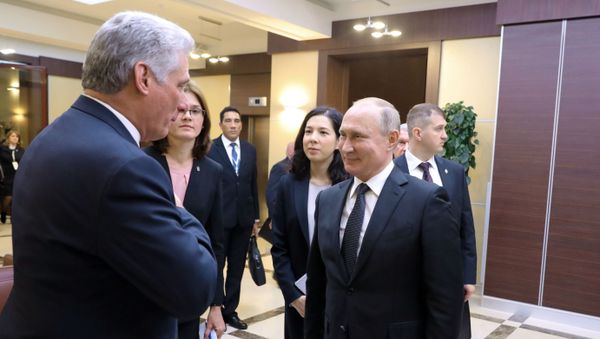 El presidente de Rusia, Vladímir Putin, recibe a su homólogo cubano, Miguel Díaz-Canel (archivo) El presidente de Rusia, Vladímir Putin, recibe a su homólogo cubano, Miguel Díaz-Canel (archivo) - Sputnik Mundo
