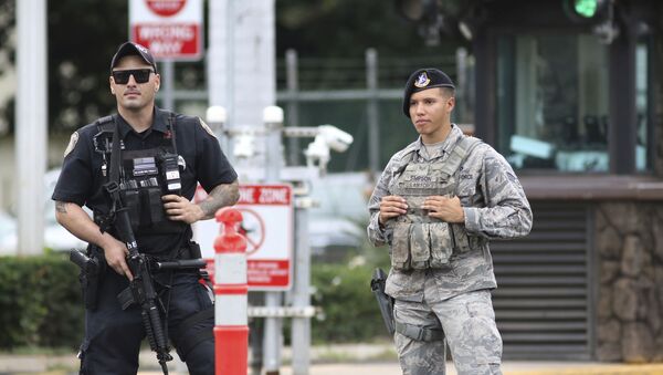 Guardias de seguridad custodian la entrada principal de la base naval Pearl Harbor en Hawái (EEUU) tras tiroteo el 4 de diciembre de 2019 - Sputnik Mundo