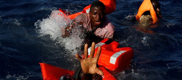 Migrantes en el agua - Sputnik Mundo